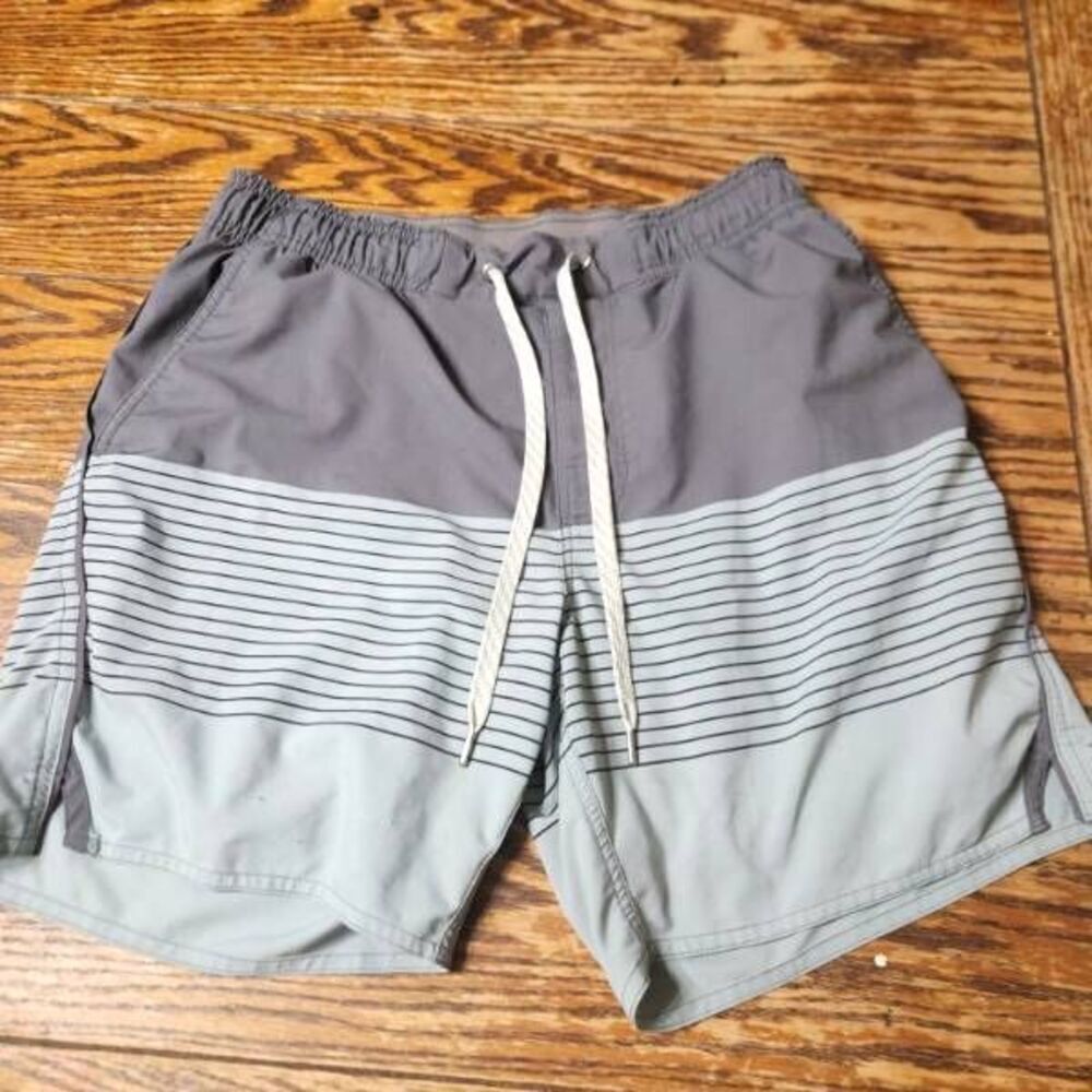Vuori trail shorts in Shale Neptune Stripe